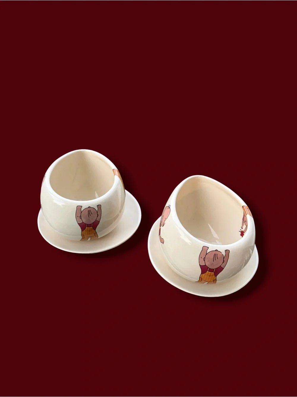 A pair of bows and saucer